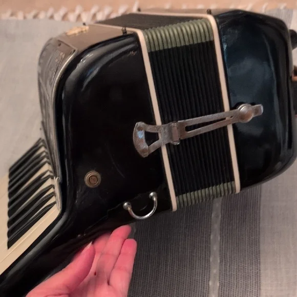 Black and White Portable Audio Device - Picture 7 of 7